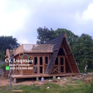 Rumah kayu Segitiga minimalis Dua Lantai Dengan Teras Samping