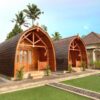 Villa Kayu Model Lumbung Lengkung Modern – Desain Unik, Nyaman, dan Estetis untuk Hunian & Penginapan