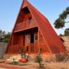 Villa Segitiga Kayu Modern – Hunian Nyaman Bergaya A-Frame Unik