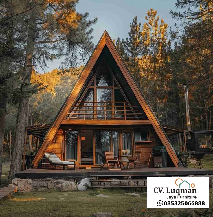 Rumah Segitiga Kayu Dua Lantai Mewah dengan Balkon dan Dek Luas
