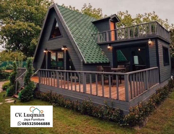 Villa Segitiga Hybrid Dua Lantai Minimalis – Desain Atap Hijau dengan Balkon Atas