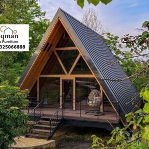 Rumah Segitiga Modern Industrial (Black Metal) dengan Dinding Kaca Estetik 