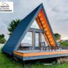 Rumah Modular Segitiga Kayu Kontemporer: Desain Ikonik yang Estetik