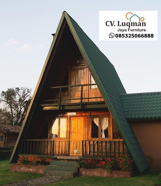 Villa A-Frame 2 Lantai: Model Penginapan Kayu Cozy dengan Balkon dan Teras Depan