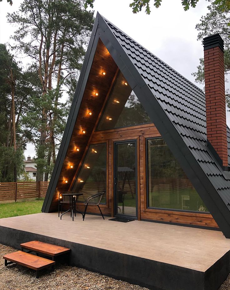 Villa Segitiga Chalet Modern: Desain Getaway Premium