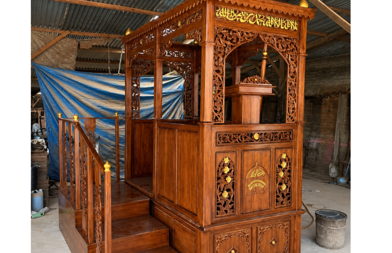 Mimbar Masjid Jati Ukiran Kaligrafi