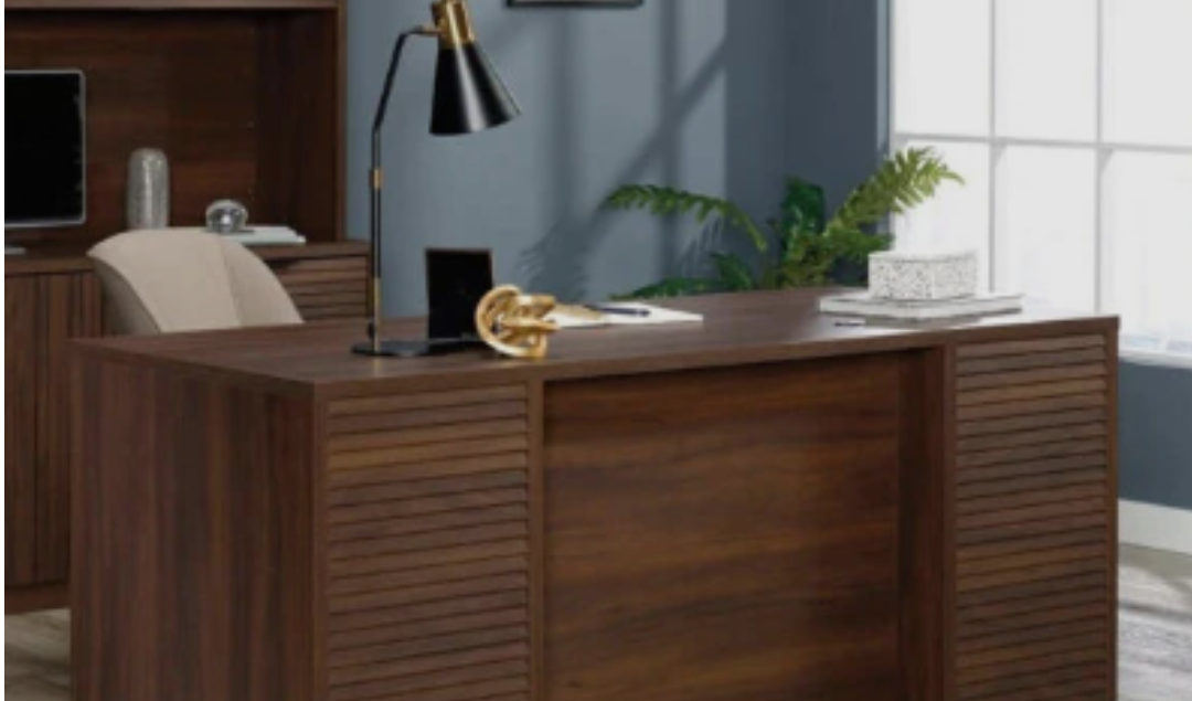 Meja Kerja Eksekutif dari CV. Luqman Jaya Furniture.