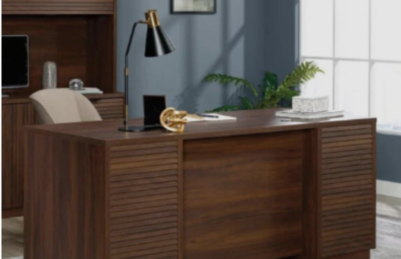 Meja Kerja Eksekutif dari CV. Luqman Jaya Furniture.